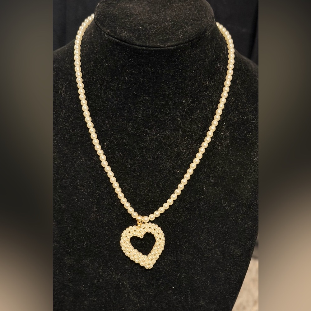 Avon Sentimental Heart  Pearl & Gold Heart Pendant Necklace